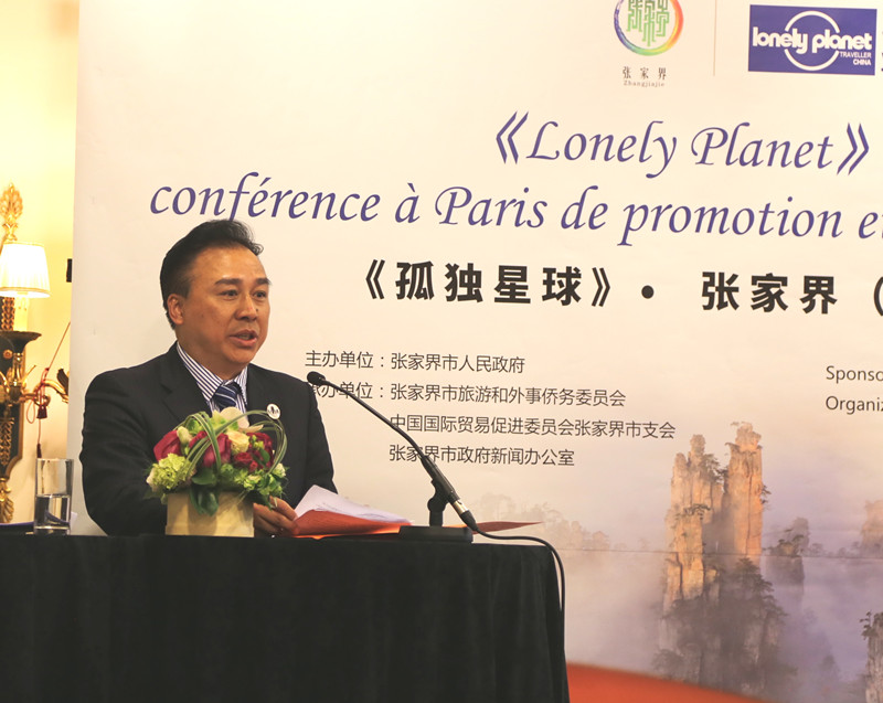 中國僑網蘭智平主任詳細介紹了張家界的旅游設施和服務,。(法國《歐洲時報》)