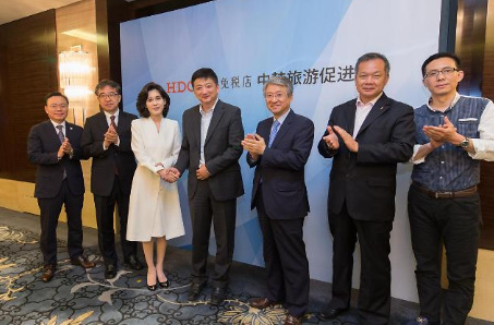 中國(guó)僑網(wǎng)[新羅酒店社長(zhǎng)李富真(左三),、HDC新羅免稅店代表梁昌勛(音,,右三)、中國(guó)旅行社總裁薛曉崗(左四),、新羅酒店副社長(zhǎng)韓仁圭(左二)等相關(guān)人士在會(huì)談前合影留念,。(韓國(guó)亞洲經(jīng)濟(jì)中文網(wǎng))