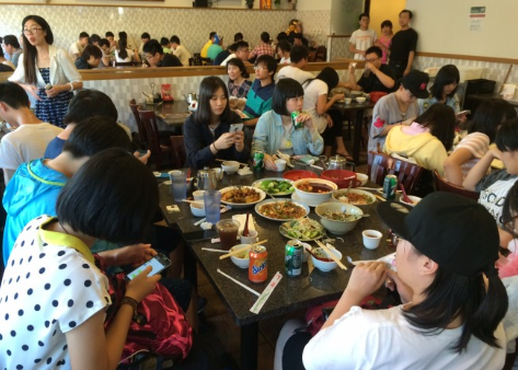 蒙市一家中餐館的午餐時段,中國小游團占據(jù)大半位置。(美國《世界日報》/楊青