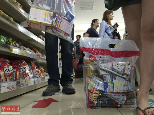 中國(guó)游客在大阪藥妝免稅店購買各種藥品,。(參考消息)