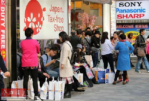 中國(guó)赴日游客數(shù)量激增導(dǎo)致酒店爆滿。圖為東京街頭,,中國(guó)游客隨處可見(jiàn),。(參考消息)