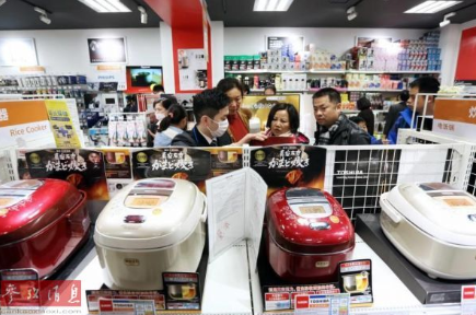 中國游客在東京銀座一家樂購仕商場購買電飯鍋,。(參考消息)