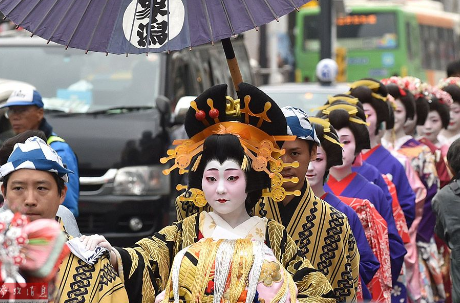 東京淺草區(qū)舉行藝妓游行,。(參考消息)