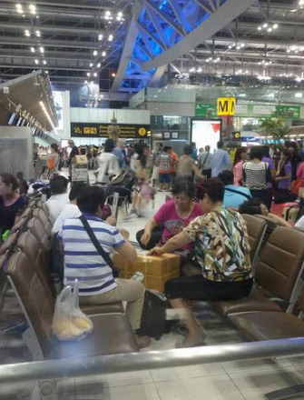 中國游客在機場打牌,。(環(huán)球時報)
