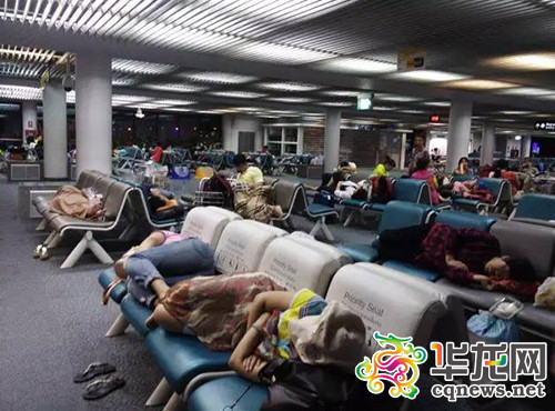 航班延誤后,,部分乘客躺在曼谷廊曼機(jī)場(chǎng)內(nèi)的椅子上休息。網(wǎng)友供圖