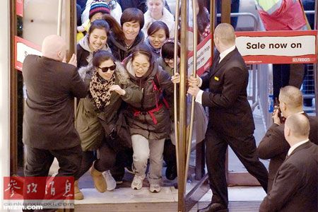 打折季,,國(guó)外商店門(mén)前蜂擁而至的中國(guó)游客,。(參考消息)