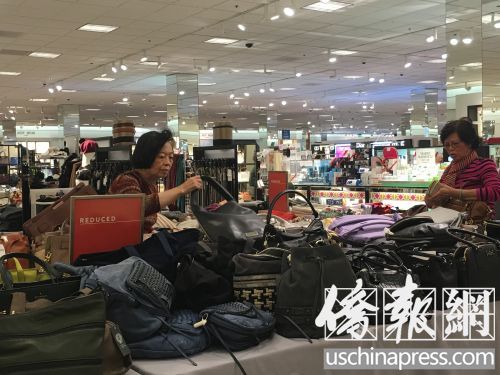 在名牌手提包柜臺(tái)選購(gòu)的中國(guó)消費(fèi)者,。(美國(guó)《僑報(bào)》/聶達(dá)