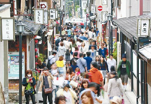 京都的文化氣息吸引大量游客慕名而至,。(圖片來源:香港《東方日報》網(wǎng)站)