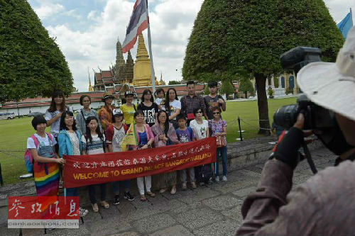 中國(guó)游客在曼谷大王宮旁合影,。(資料圖)