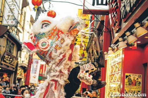日本橫濱市的唐人街洋溢著濃郁的春節(jié)氣氛,舞獅隊(duì)在餐館外采青賀歲,。(路透社)