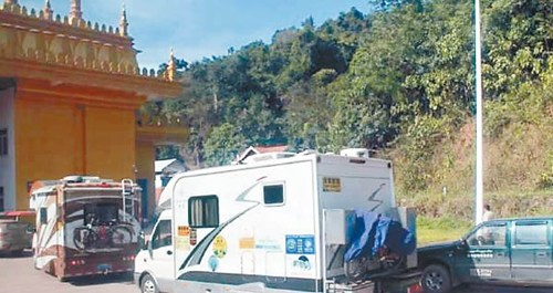 來自中國的露營車在泰國公路十分常見。