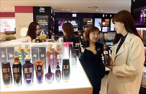 一名中國游客在新羅免稅店首爾店購買韓方洗發(fā)水“呂”