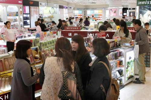 外國游客在樂天免稅店內(nèi)挑選商品。(韓聯(lián)社)