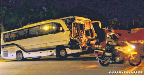 三輛大型車輛昨晚在濱海高速公路隧道發(fā)生車禍,涉及車禍的一輛私人巴士車頭全毀,,事發(fā)三小時(shí)后被拖車拖離現(xiàn)場,。(《聯(lián)合早報(bào)》/林國明