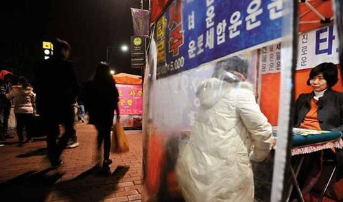 在韓國路邊隨處可見的“算命攤兒”