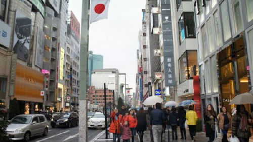 東京繁華商業(yè)區(qū)銀座多了不少看來是自由行的閑游中國游客,。