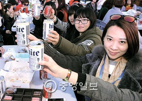 飲用聽(tīng)裝啤酒的中國(guó)游客