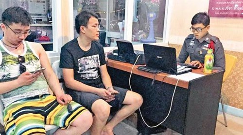 中國游客到警局報案。(香港《東方日報》網(wǎng)站)