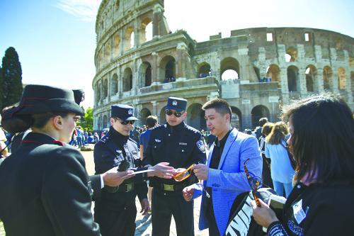 2日,,在意大利羅馬斗獸場外,,中方警員