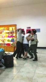 越南邊檢人員將一名中國(guó)男游客抓住,,一名邊檢人員還有肘擊其背部的動(dòng)作,。圖片據(jù)網(wǎng)友