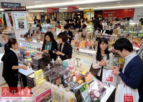 資料圖:中國(guó)游客在韓國(guó)樂(lè)天免稅店內(nèi)挑選化妝品。