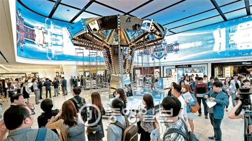 圖為5月18日在首爾會(huì)賢洞新世界免稅店,顧客們正在十樓參觀“Iconic