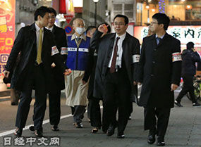 日本律師走上街頭巡視是否存在宰客行為。(圖片來源:日經(jīng)中文網(wǎng))