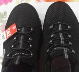 來自中國(guó)上海的游客買到一雙看似一樣的兩只鞋,,回中國(guó)后才發(fā)現(xiàn)是不同款。(美國(guó)《世界日?qǐng)?bào)》)