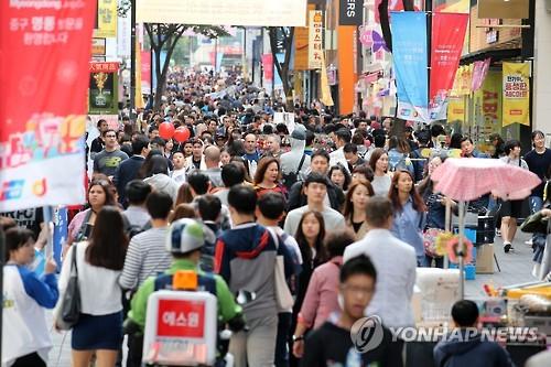 資料圖片:首爾市明洞購物街人頭攢動,。(韓聯(lián)社)