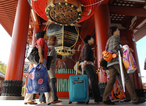 中國游客在日本東京臺(tái)東區(qū)的淺草寺游覽