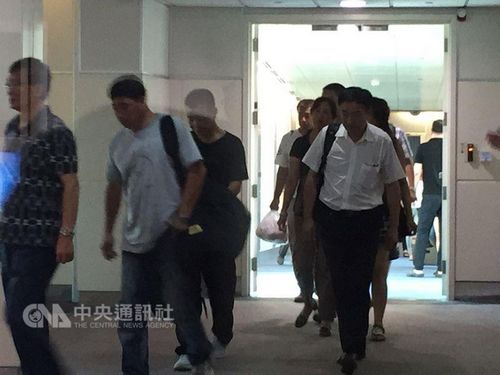火燒車罹難陸客家屬抵臺(tái)。臺(tái)灣“中央社”記者卞金峰桃園市攝