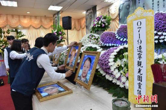 7月21日,,臺(tái)灣方面在桃園市中壢殯儀館設(shè)置靈堂,為在19日因游覽車(chē)事故中罹難大陸游客的家屬來(lái)臺(tái)吊唁親人做準(zhǔn)備,。中新社記者