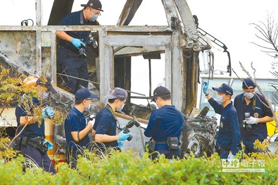 鑒識人員上前鑒識起火原因,。(圖片來源:臺灣《中時電子報》