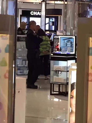 洛杉磯國際機場的工作人員拍攝中國女游客被逮捕的畫面。(美國《世界日報》)