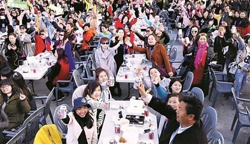 2016年3月中國某企業(yè)組織員工訪韓并在仁川舉辦了4500人規(guī)模的啤酒炸雞聚會,。(韓國亞洲經(jīng)濟中文網(wǎng))