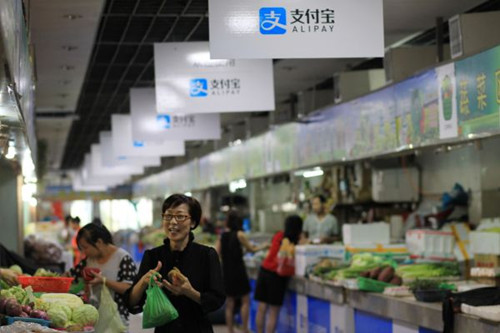 資料圖:浙江溫州一菜市場推出支付寶支付業(yè)務(wù)。新華社發(fā)(蘇巧將