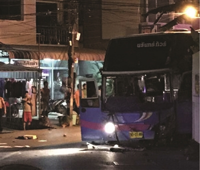 因避讓來車撞壞的旅游車。