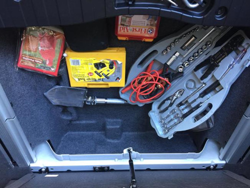 自駕出游車內最好常備工具包和急救包,,以備不時之需,。(美國《世界日報》)