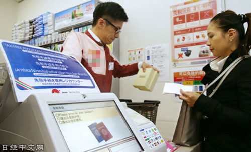 在觀光景點,越來越多的訪日游客利用便利店,。(日經(jīng)中文網(wǎng))