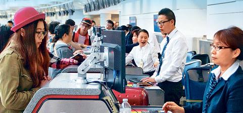 隨著加中兩地開通航線增加,訪加大陸游客數量明顯增多,,機票銷量比往年增加逾一倍,。(加拿大《星島日報》資料圖)