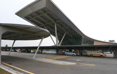 柔佛州政府將與數(shù)家航空公司商討增加士乃國際機(jī)場直飛廣州的航班,又或者開拓士乃直飛深圳的新航線,,吸引更多中國旅客到來柔州,。(檔案照)(馬來西亞《星洲日報》)