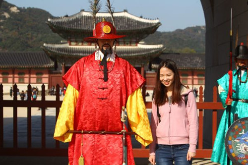 資料圖片:在韓國(guó)首爾景福宮外,,中國(guó)游客與韓國(guó)守城門(mén)將合影,。(新華社/姚琪琳