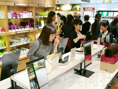 圖為大丸百貨京都店開設(shè)的自助式化妝品柜臺(tái),。(日本共同社)