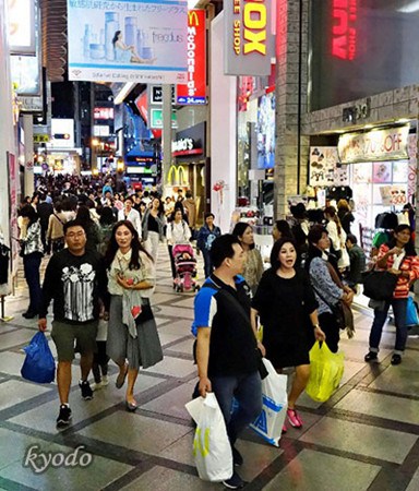 大阪心齋橋筋商業(yè)街隨處可見中國游客(日經(jīng)中文網(wǎng)
