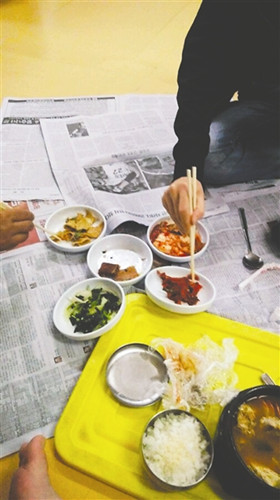 網(wǎng)友稱被關(guān)“小黑屋”,,吃食簡(jiǎn)單,。(成都商報(bào))
