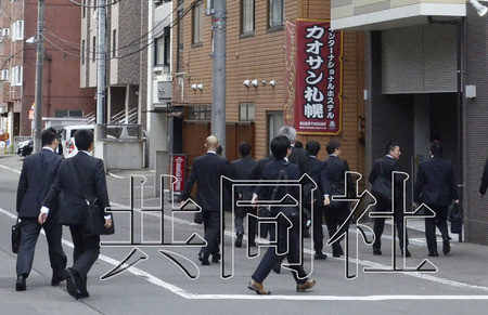 日本北海道警方進(jìn)入札幌市中央?yún)^(qū)的“KHAOSAN札幌家庭旅館”進(jìn)行調(diào)查,該旅館涉嫌讓外國(guó)游客以工作換取免費(fèi)住宿,違反了《出入國(guó)管理及難民認(rèn)定法》,。(日本共同社)