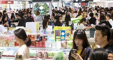 中國游客在免稅店購物(韓國亞洲經(jīng)濟(jì)中文網(wǎng))