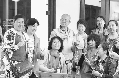 參觀酒莊,品嘗紅酒是赴南非旅游不可少的一個項目,。圖為中國游客在南非開普敦一家酒莊品嘗葡萄酒,。