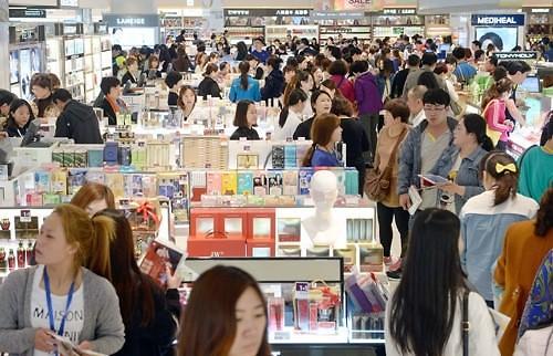 在免稅店里購(gòu)物的中國(guó)游客(韓國(guó)亞洲經(jīng)濟(jì)中文網(wǎng))