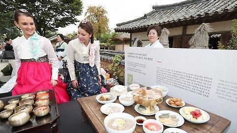 外國(guó)游客體驗(yàn)韓國(guó)文化。(韓國(guó)亞洲經(jīng)濟(jì)中文網(wǎng))